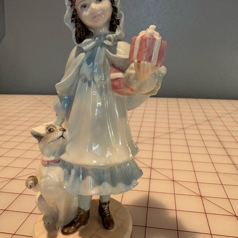 Royal Worcester Compton and Woodhouse Porcelain Figurine A Present for Grandma.